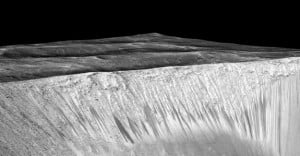 flowing-water-on-mars-discovery-pictures-00