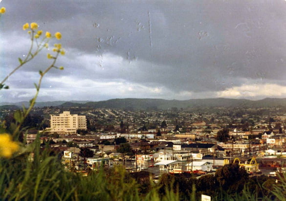 witness-captures-ufos-interacting-in-california-00