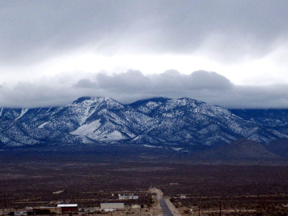 dark-triangle-ufo-hovers-over-nevada-town-00