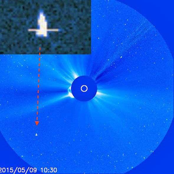 another-huge-ufo-spotted-draining-solar-power-from-the-sun-00