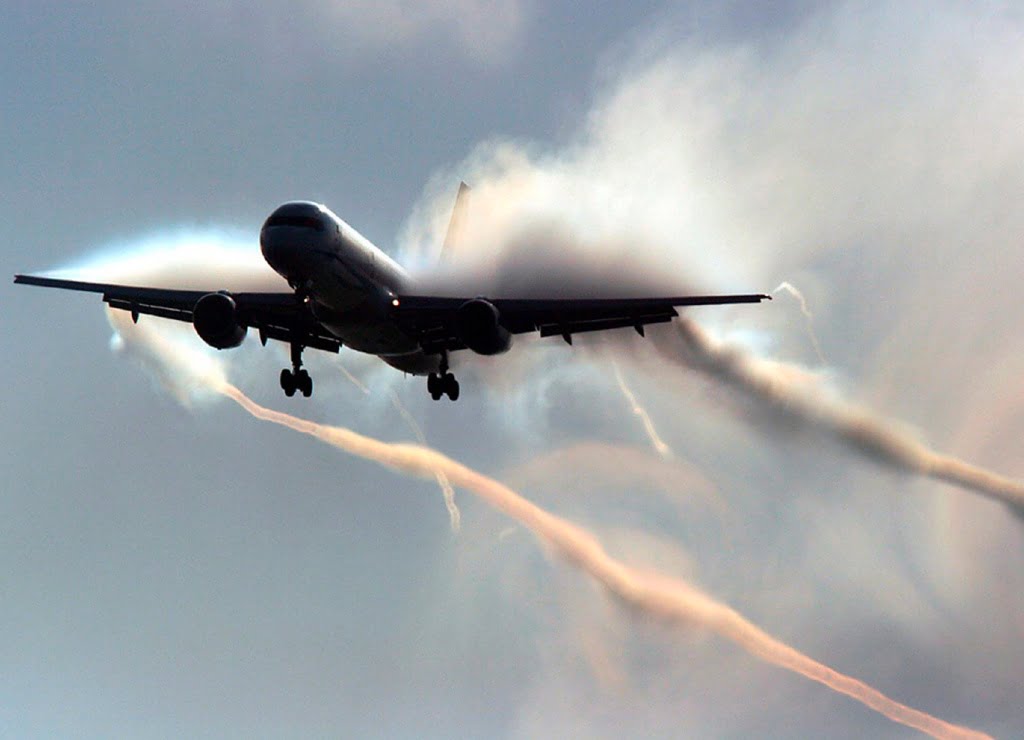 Pilot Forgets To Turn Off CHEMTRAILS While Landing